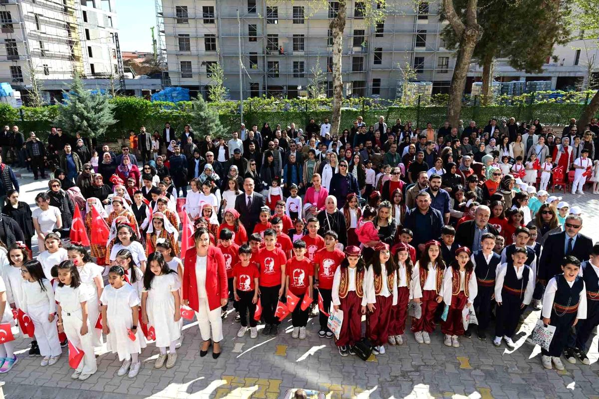 Fırat İlköğretim Okulu'nda 23 Nisan etkinliği