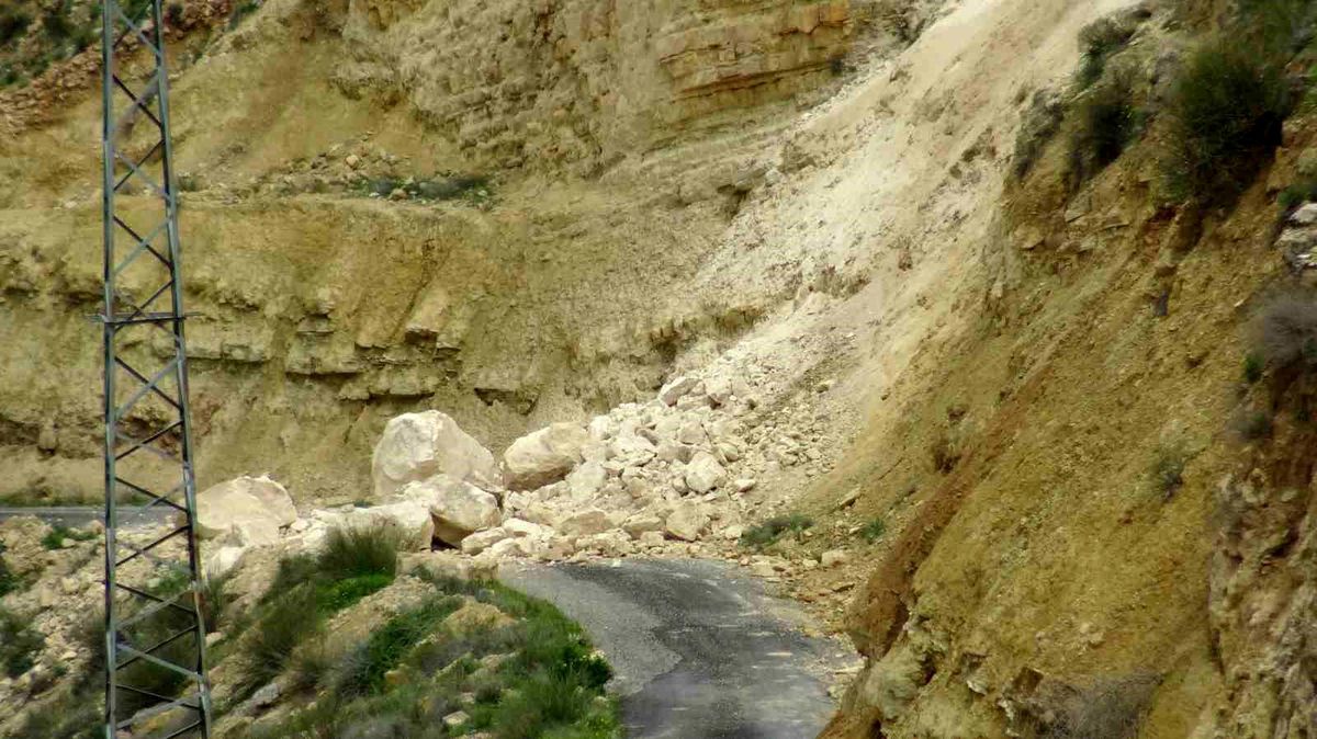 Batman'da dev kaya yolu kapattı