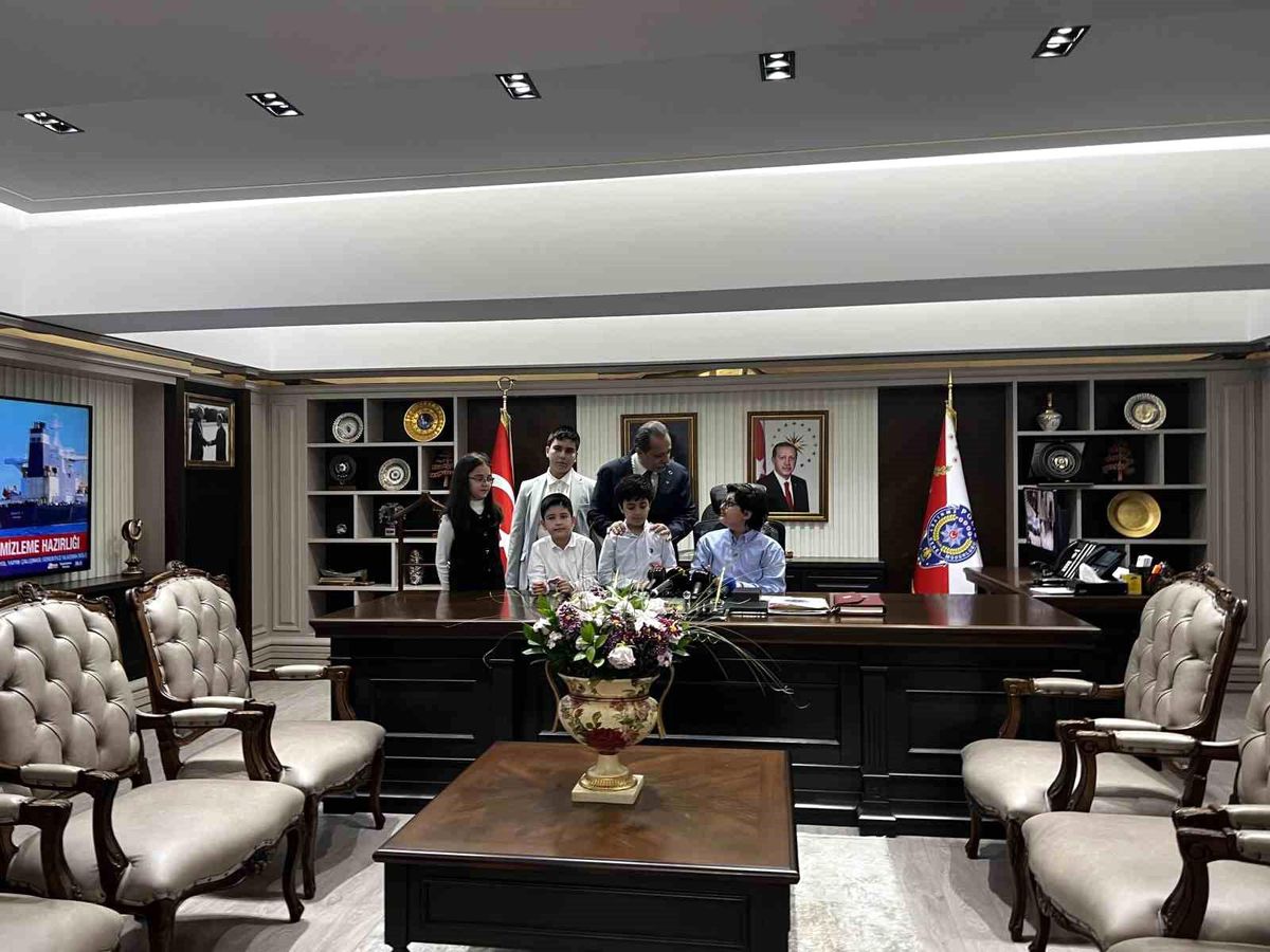 İstanbul İl Emniyet Müdürü Yıldız, koltuğunu şehit çocuğuna devretti