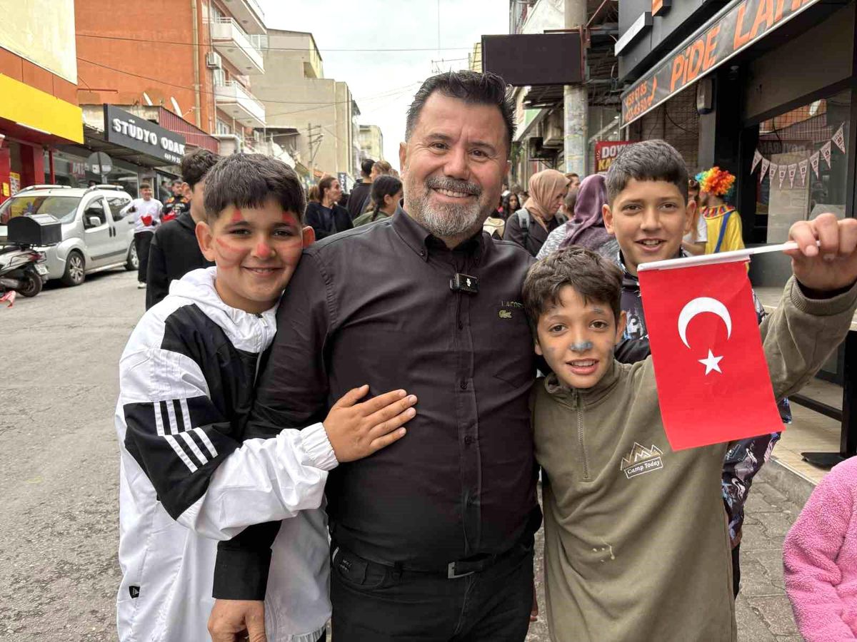 İzmirli işletmeciden 23 Nisan'da binlerce çocuğa pide ve bayrak