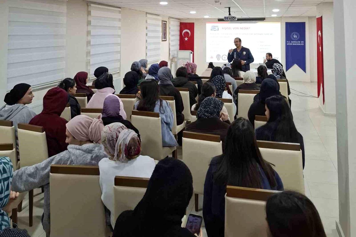 Kars'ta öğrencilere siber güvenlik eğitimi