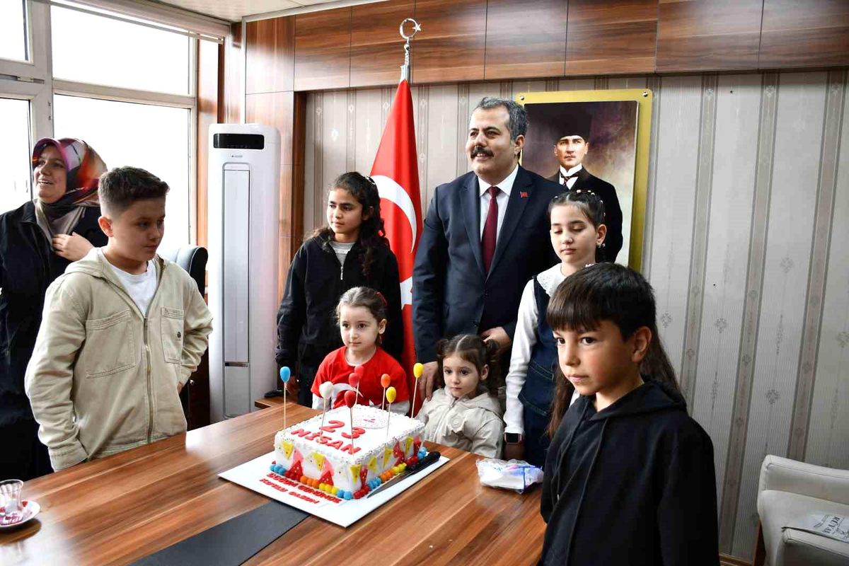 Kaymakamlıktan 23 Nisan'da doğan çocuklar için jest