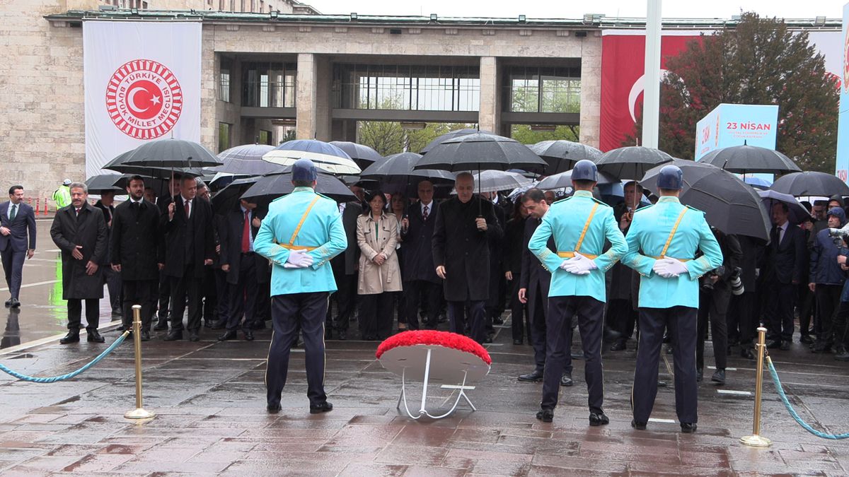 Kurtulmuş, TBMM'deki Atatürk Anıtı'na çelenk bıraktı