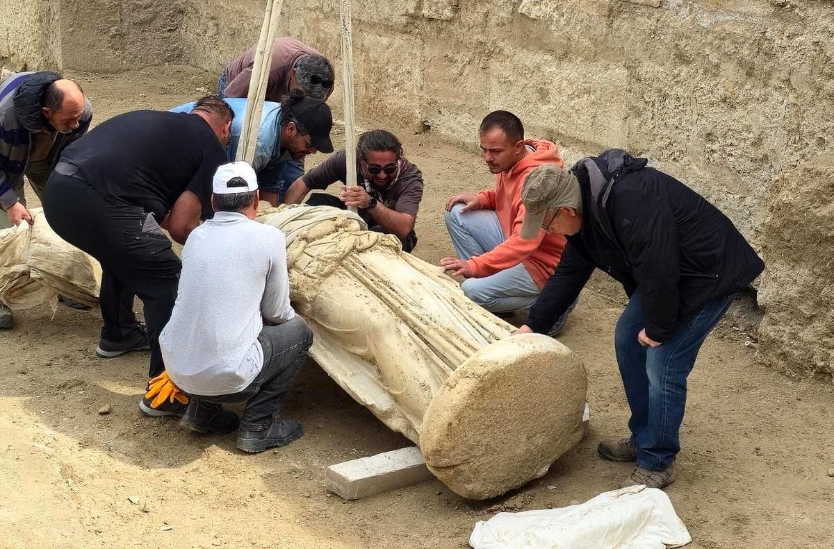 Laodikeia'da 2 metrelik Athena heykeli gün yüzüne çıkartıldı