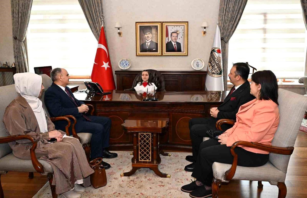 Manisa'da Valilik makamı minik Mehlika'ya emanet