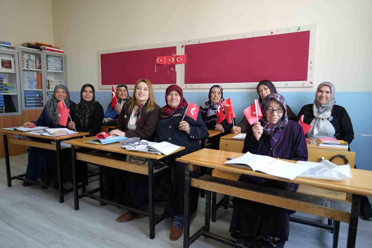 Niğde'de eğitimden uzak kalan kadınlar sıralara geri döndü