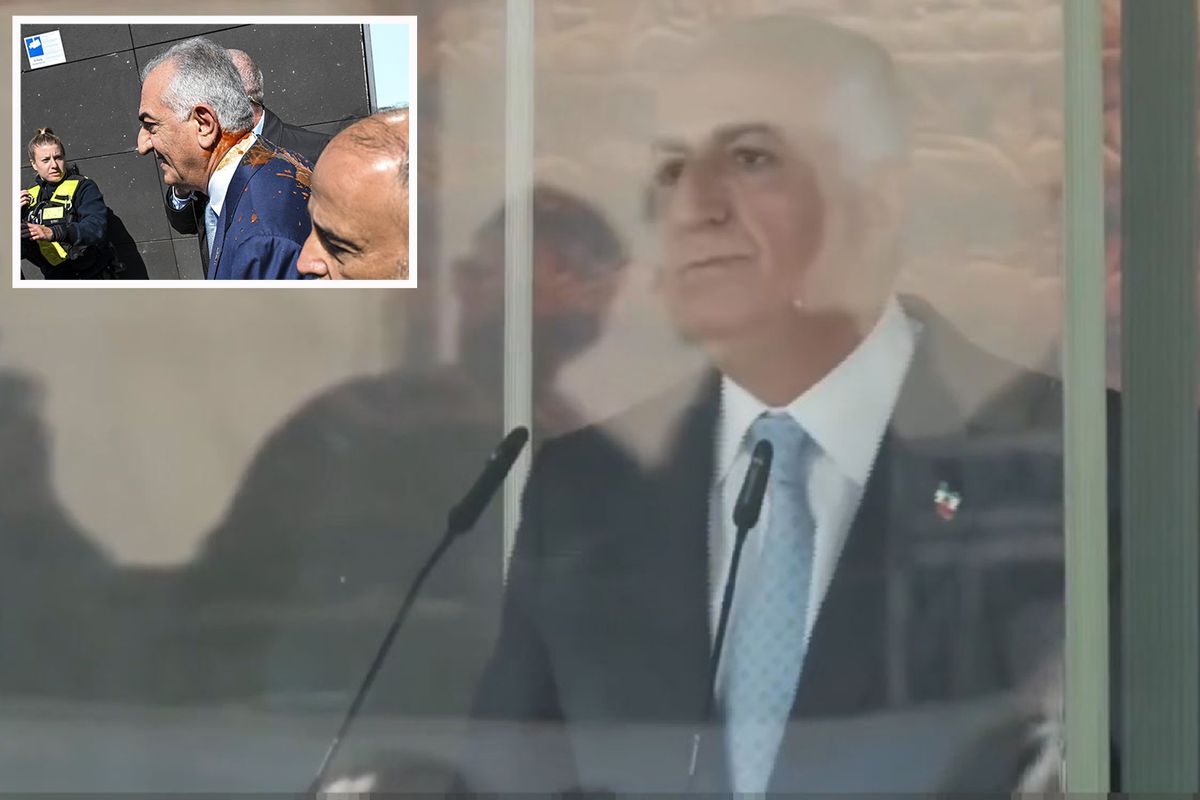 Rıza Pehlevi, cam fanus içinden kalabalığa konuştu
