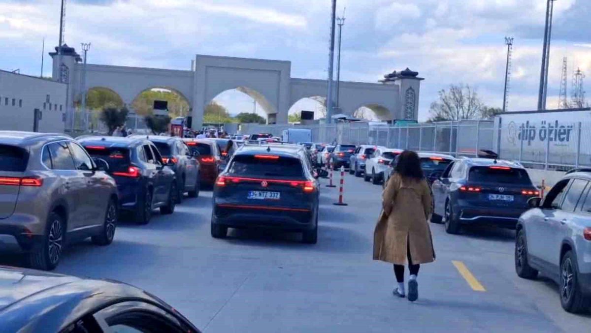 Sınır kapısında 23 Nisan yoğunluğu: Saatlerdir karşıya geçmeyi bekliyorlar