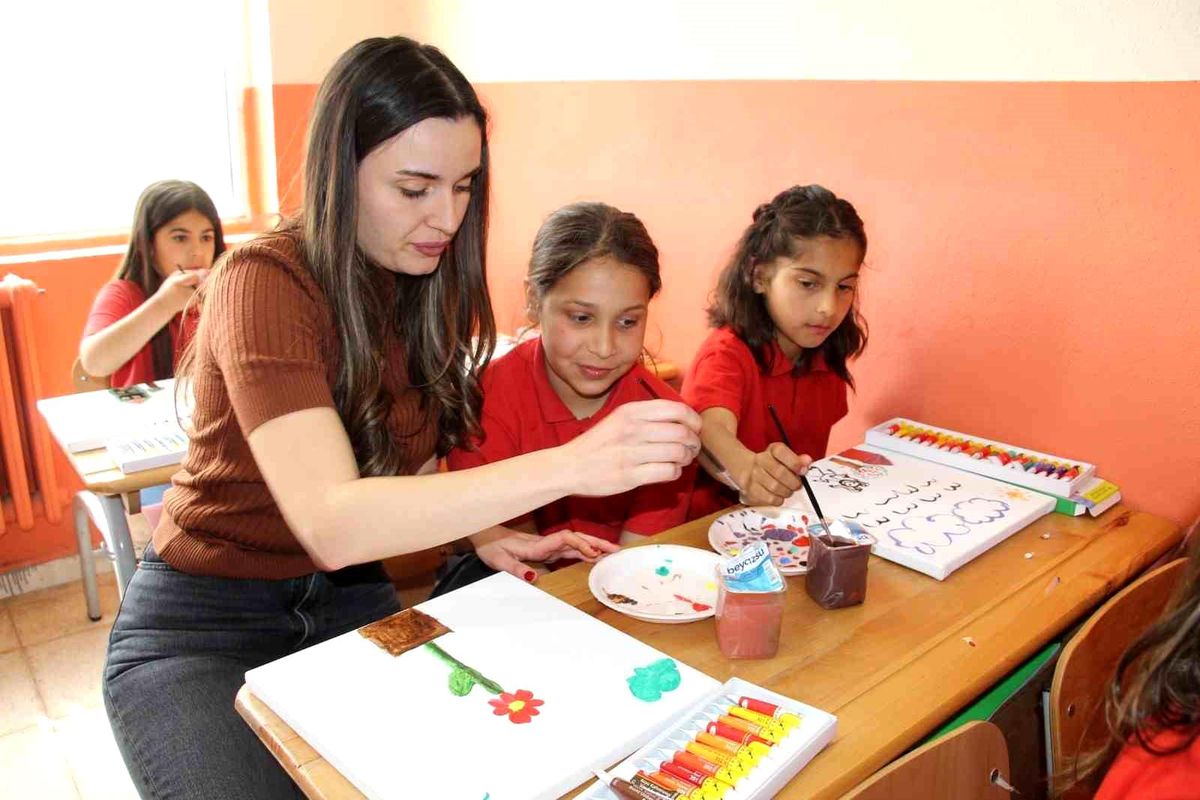 Şırnak'ta çocukların dilekleri 106 balonla gökyüzüne taşındı