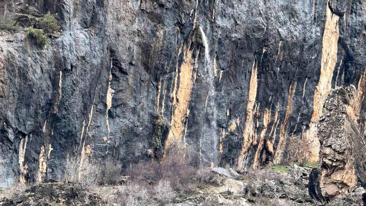 Şırnak'ta kayanın içinden dökülen sular hayran bırakıyor