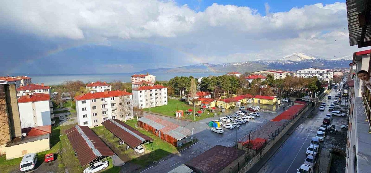 Tatvan'da gökkuşağı görsel şölen sundu