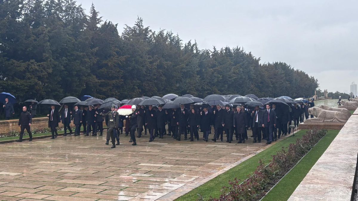 TBMM Başkanı Kurtulmuş ve devlet erkanından Anıtkabir'e ziyaret