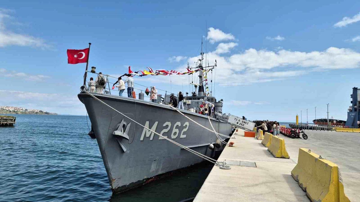 Tekirdağ'da savaş gemisi ziyarete açıldı