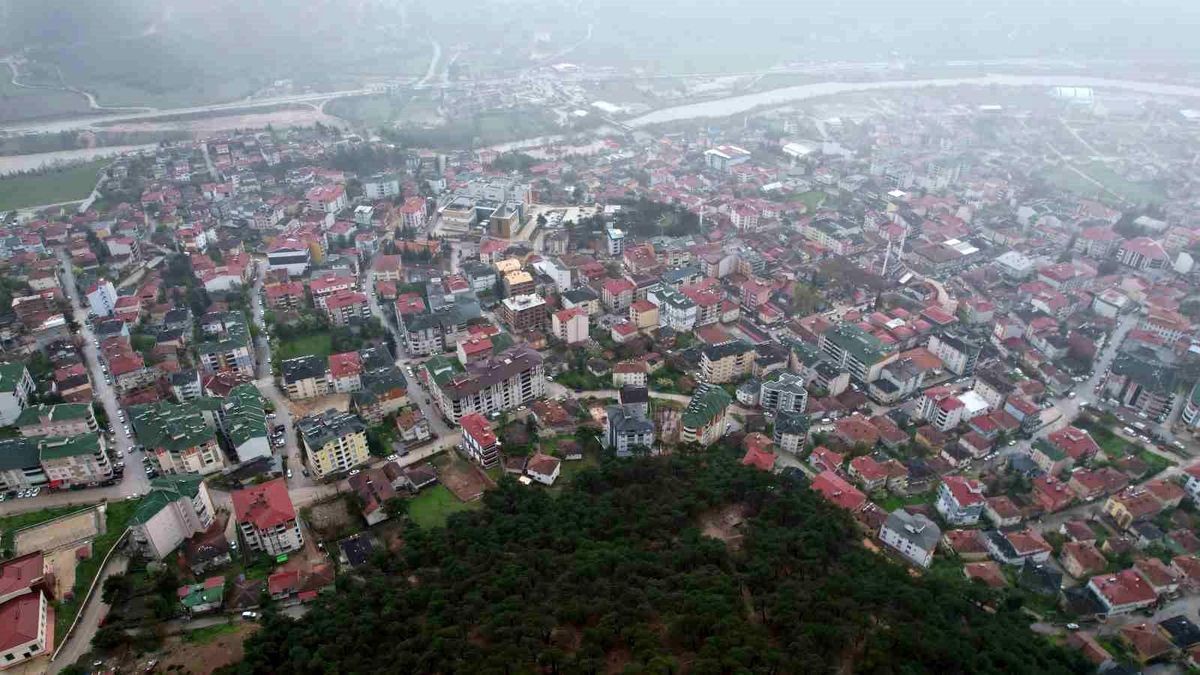 Tokat'ta toprak kayması nedeniyle 13 dairenin tahliye edildiği bölge dron ile görüntülendi