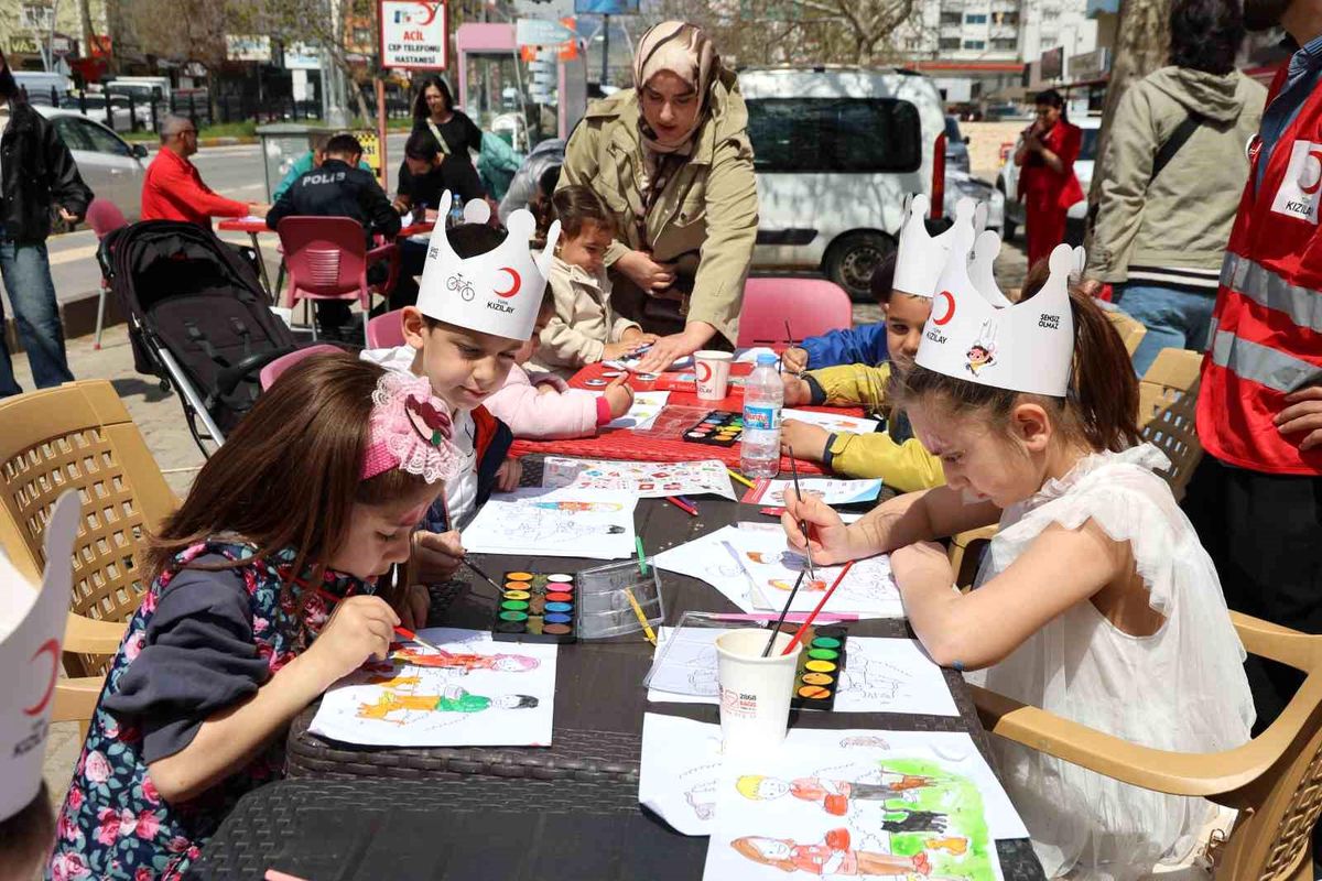 Tunceli Türk Kızılay'ından çocuklara şenlik, büyüklere bağış etkinliği