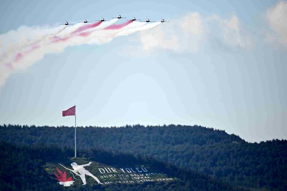 'Türk Yıldızları' Çanakkale semalarında nefesleri kesti