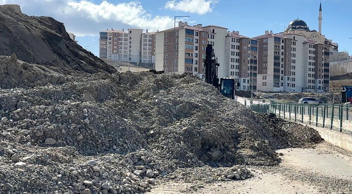 Yüksekova'da toprak kayması: Pizok yolu 18 gündür kapalı