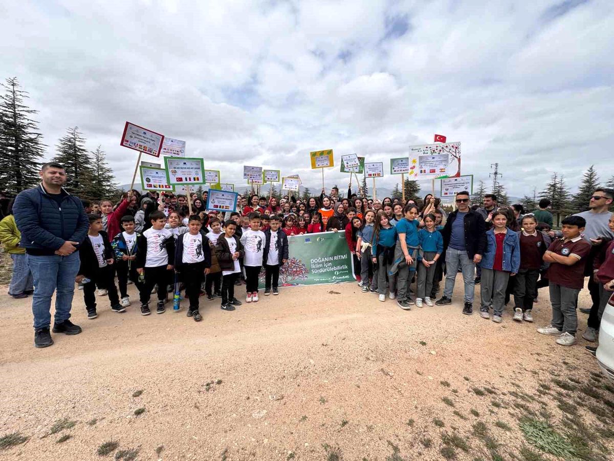 15 okuldan 230 öğrenci 115 fidanı toprakla buluşturdu