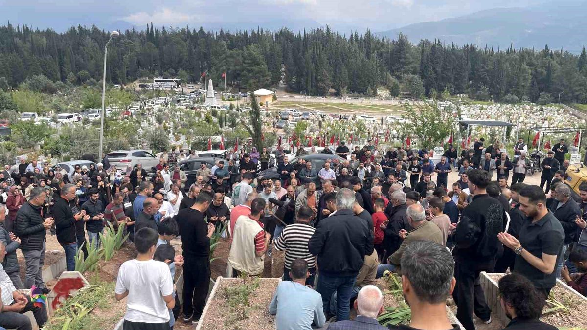 Adana'da boğulan üniversiteli genç, Osmaniye'de gözyaşlarıyla defnedildi