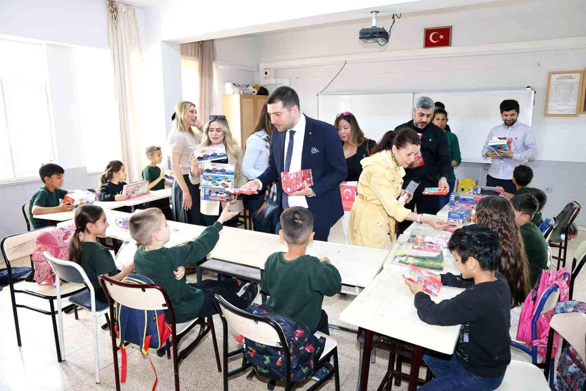 Adana'da çocuklar unutulmadı