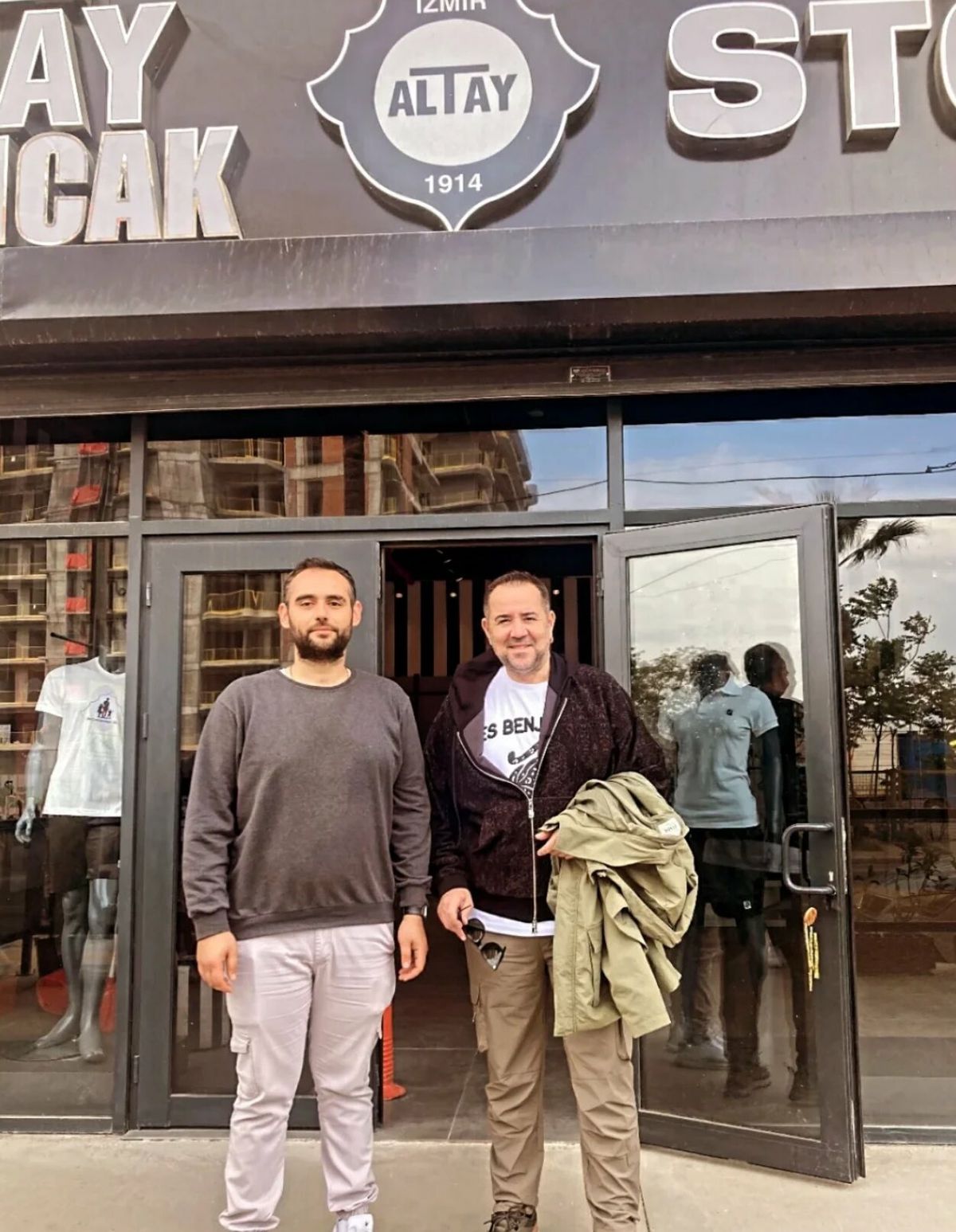 Altaylı Futbolcular Ata Demirer'e Forma Hediye Etti
