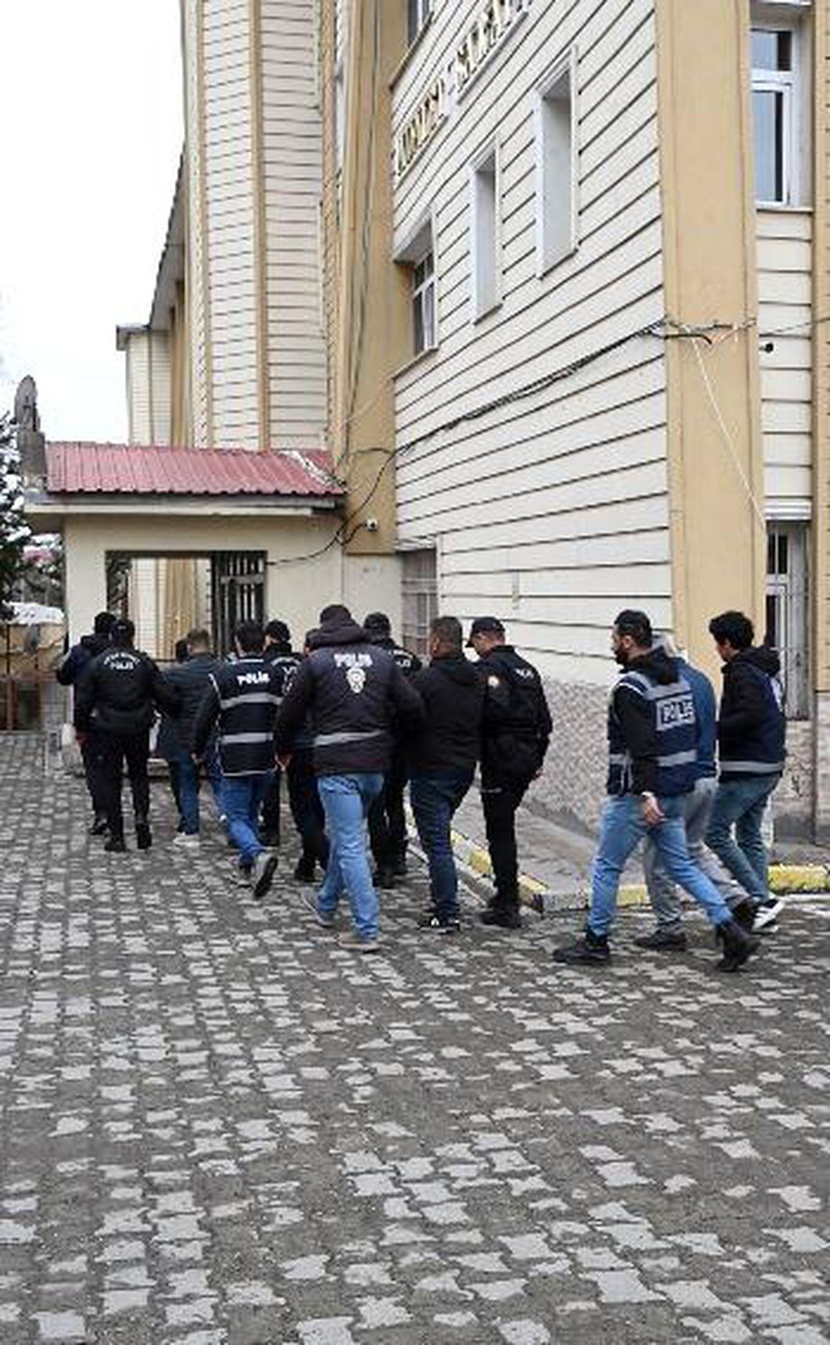 Ardahan merkezli 5 ilde "rüşvet ve görevi kötüye kullanma" operasyonu: 7 kişi tutuklandı