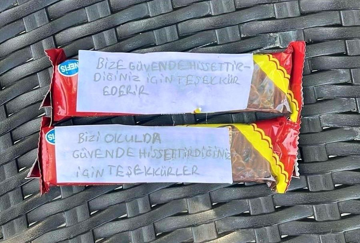 Ayvalık'ta minik öğrencilerden polis amcalarına içten teşekkür
