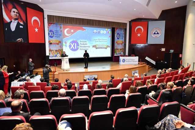 Başkan Büyükkılıç, 11. Erciyes Pediatri Akademisi Kongresi’nde hekimlerle buluştu