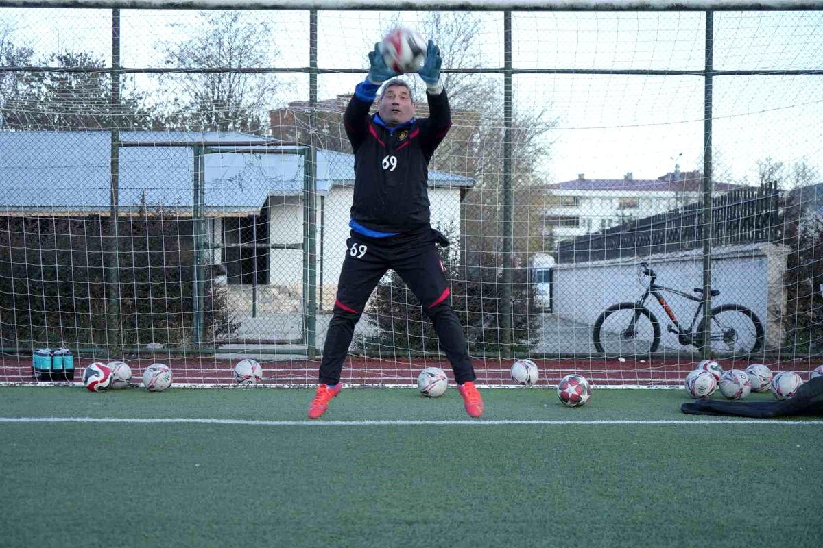 'Bayburt' müdür hem ismiyle hem de 40 yıllık futbol tutkusuyla dikkat çekiyor