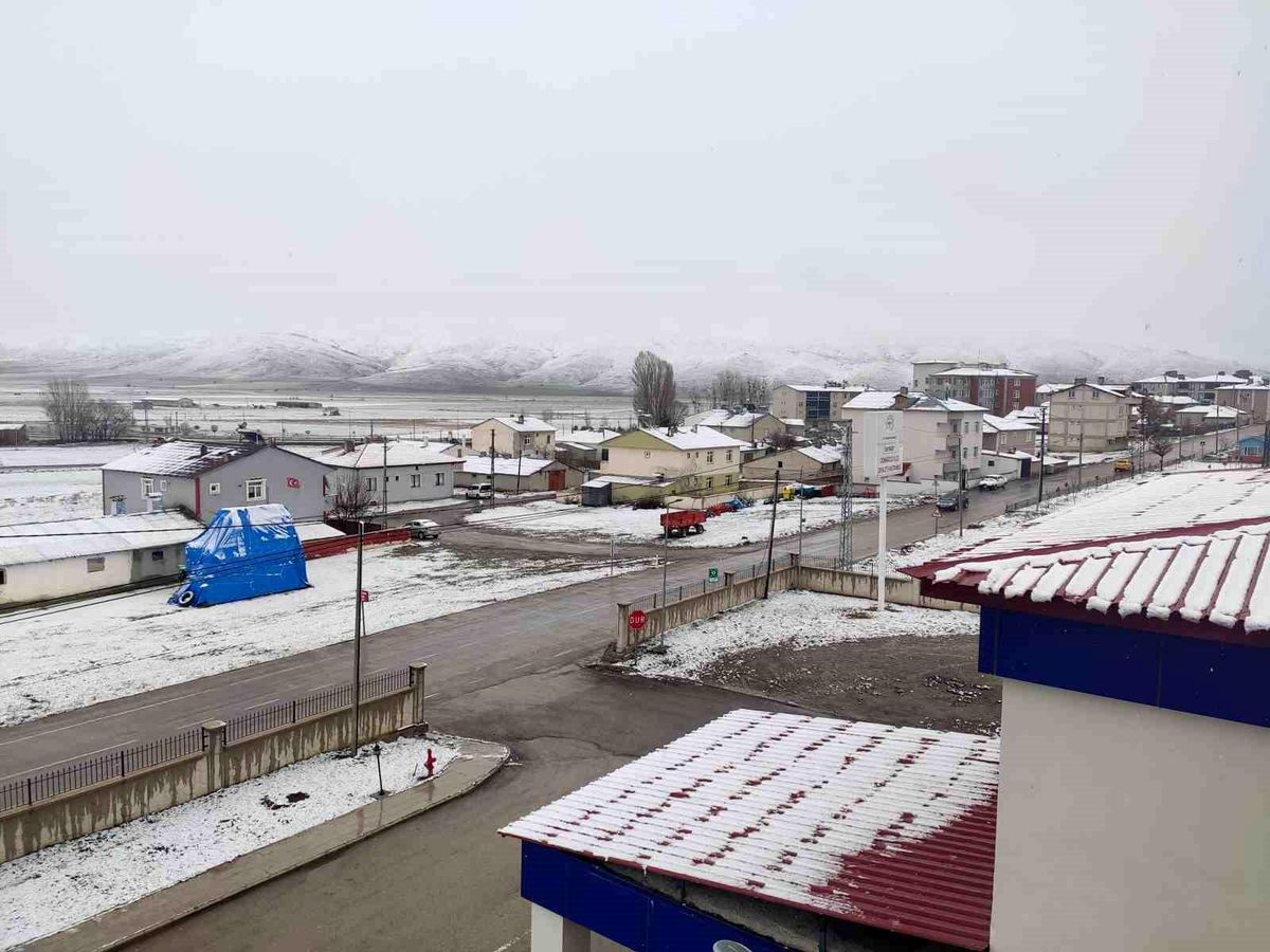 Bayburt'un köylerinde kar ve sis etkili oldu