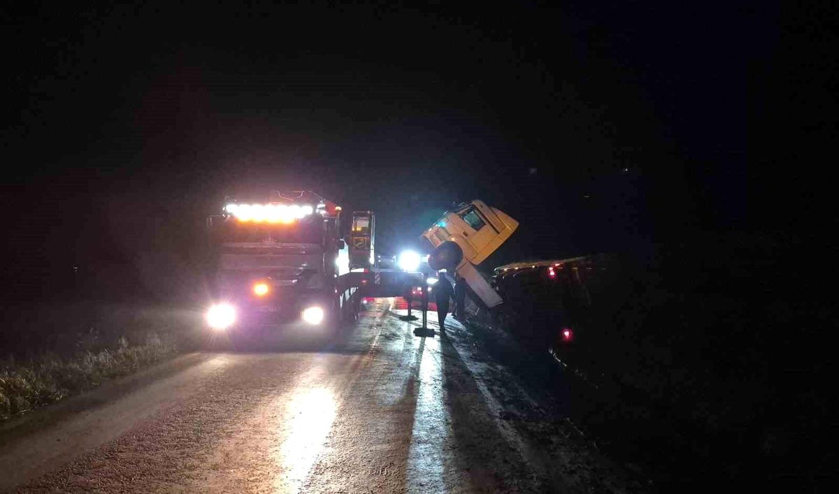 Bilecik'te devrilen tır trafiği olumsuz etkiledi