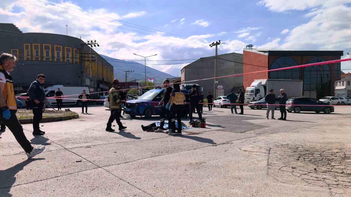 Bursa'da freni patlayan vinç dereye uçtu : Sürücü hayatını kaybetti
