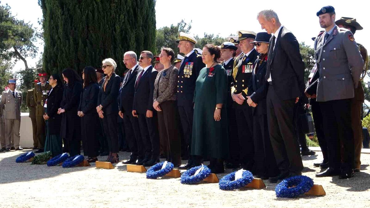 Çanakkale Kara Savaşları'nın yıl dönümünde Fransız ve İngiliz anıtlarında tören düzenlendi