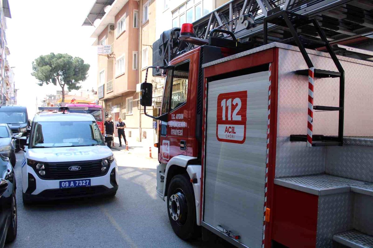 Çatıda yaktığı kablo ekipleri harekete geçirdi