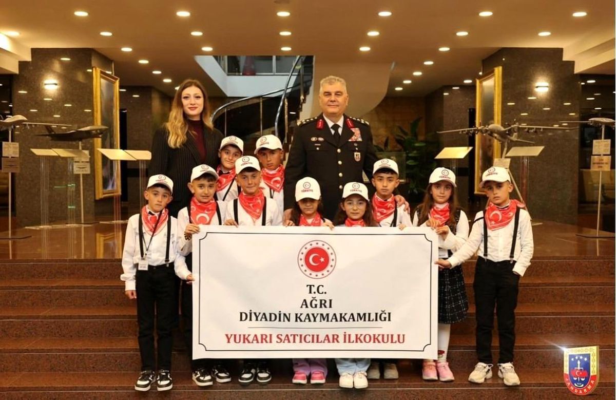 Diyadinli öğrenciye 23 Nisan'da unutulmaz görev