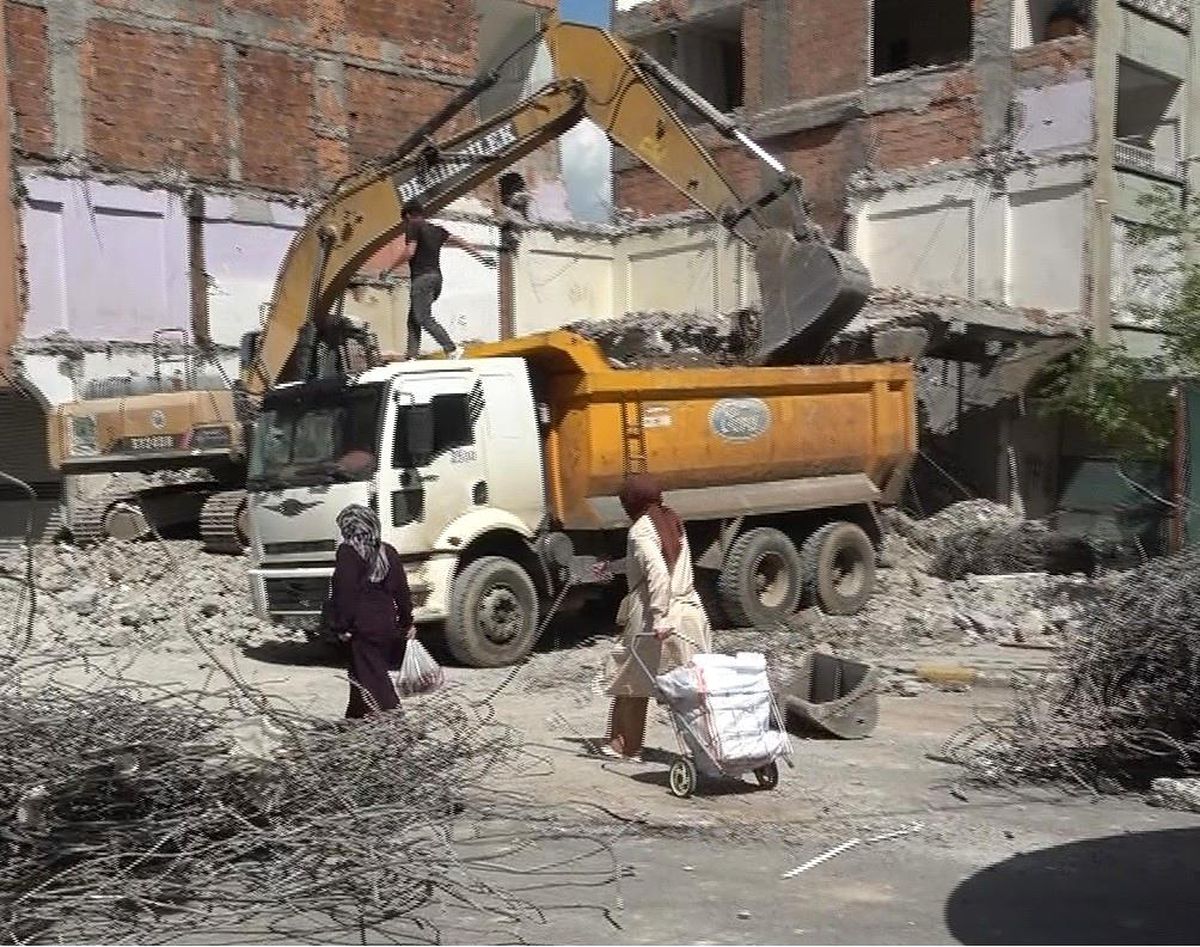 Diyarbakır'da ağır hasarlı bina yıkılırken yandaki sağlam bina da hasar aldı