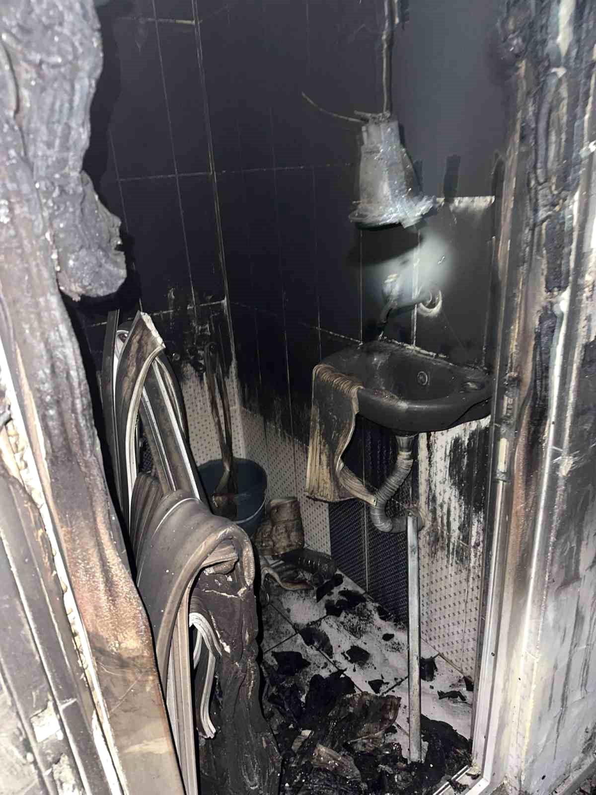 Diyarbakır'da otel odasında yangın: 3 kişi kurtarıldı