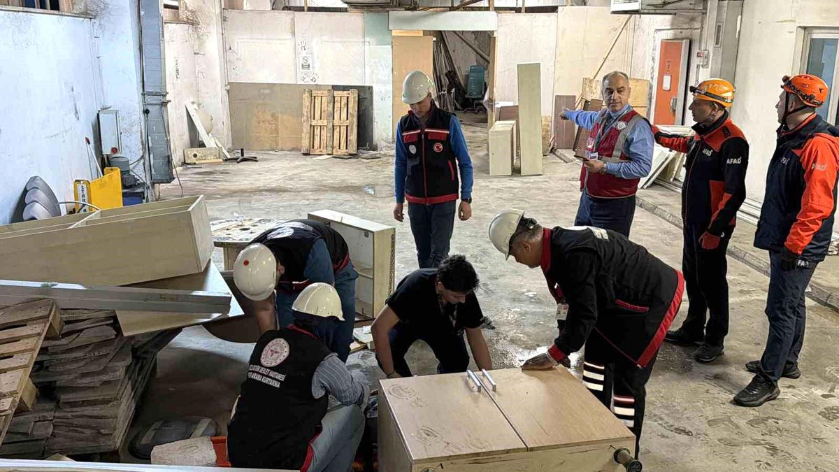 Düzce Atatürk Devlet Hastanesi'nde deprem tatbikatı gerçeği aratmadı