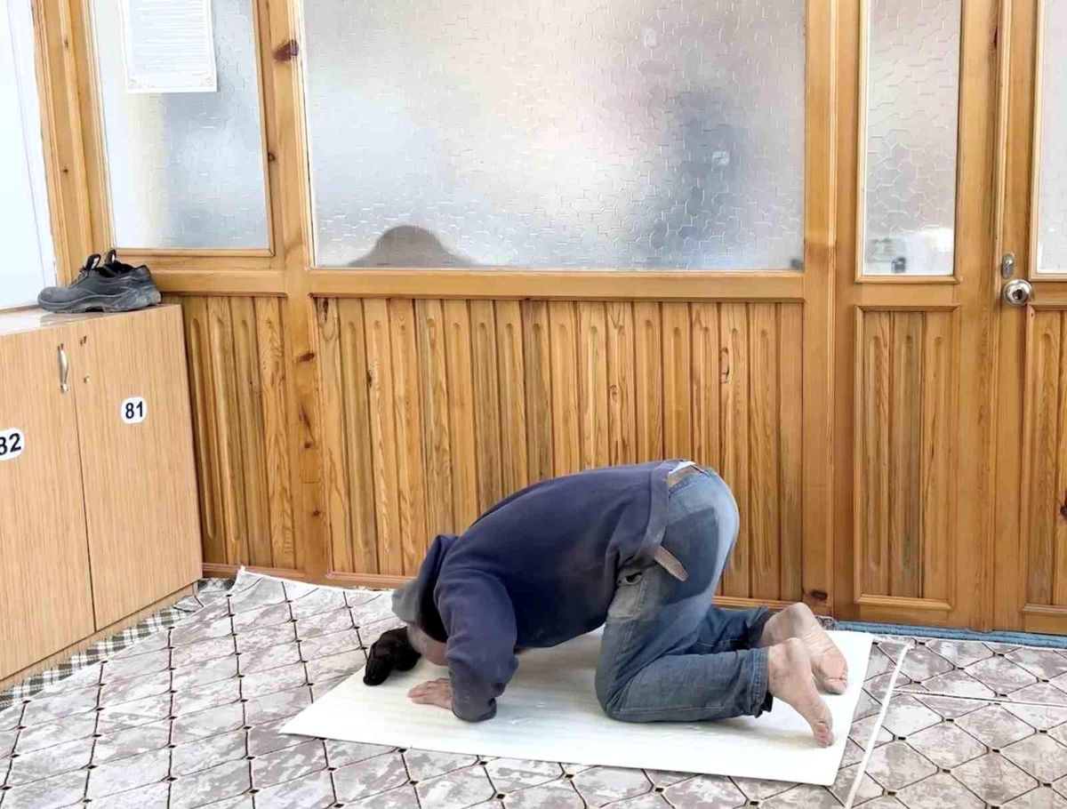 İnşaat işçisinden örnek davranış: Camiyi kirletmemek için nalburdan aldığı malzemenin üzerinde namazını kıldı