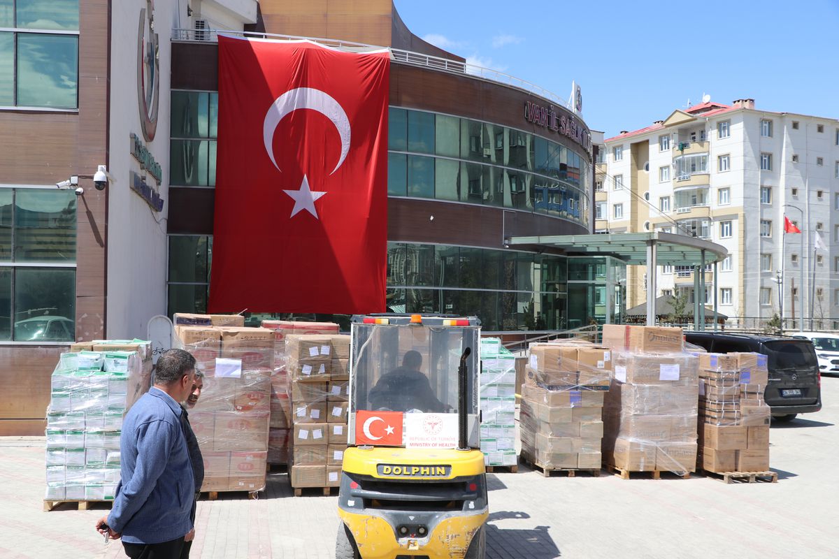İran'a 6 yardım TIR'ı daha gönderildi