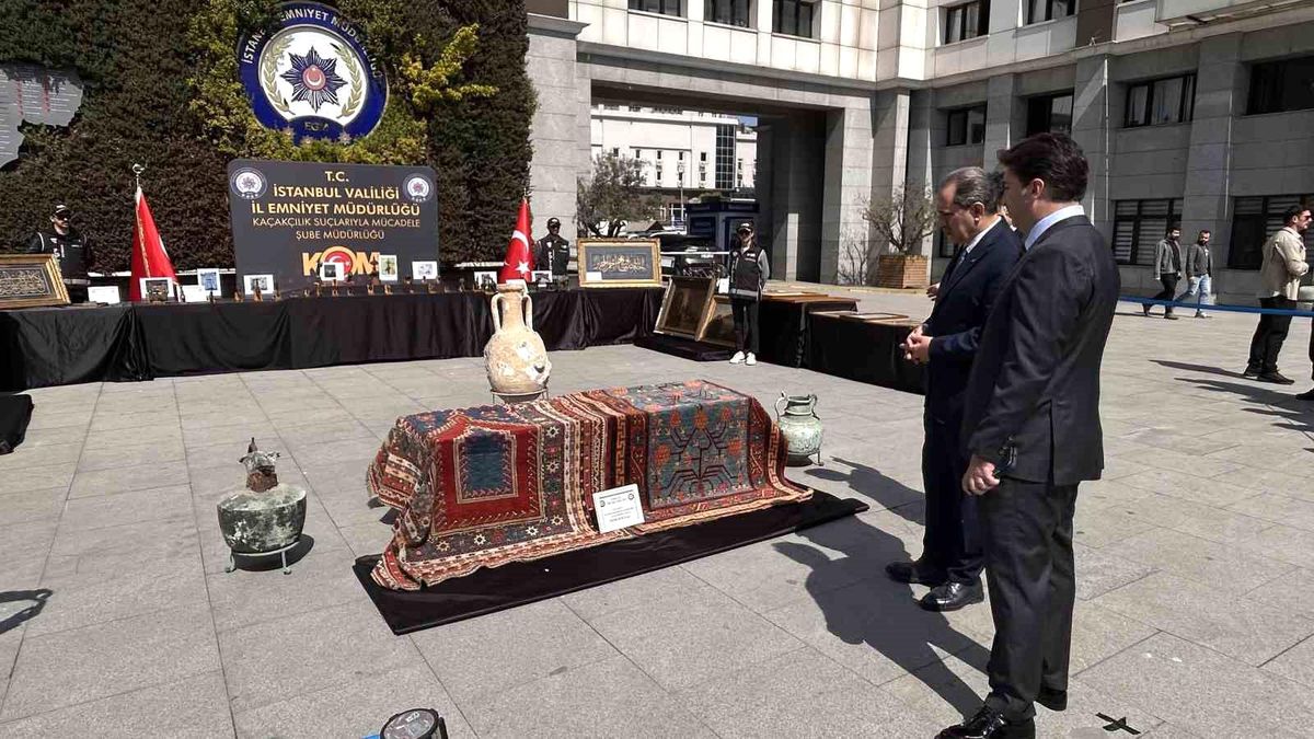 İstanbul'da tarihi eser operasyonu: Yesarizade Kazasker Mustafa İzzet Efendi'nin yaptığı tablo da ele geçi...