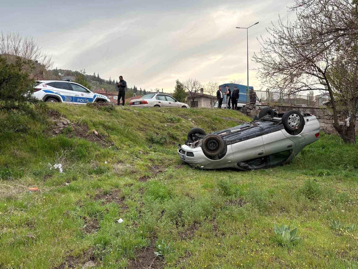İzinsiz aldığı otomobille kaza yaptılar: 2 yaralı