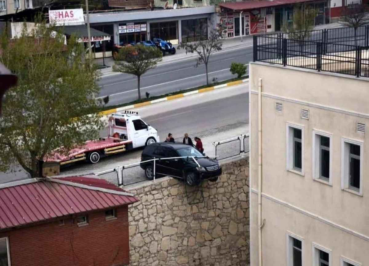 Kontrolden çıkan araç istinat duvarında asılı kaldı