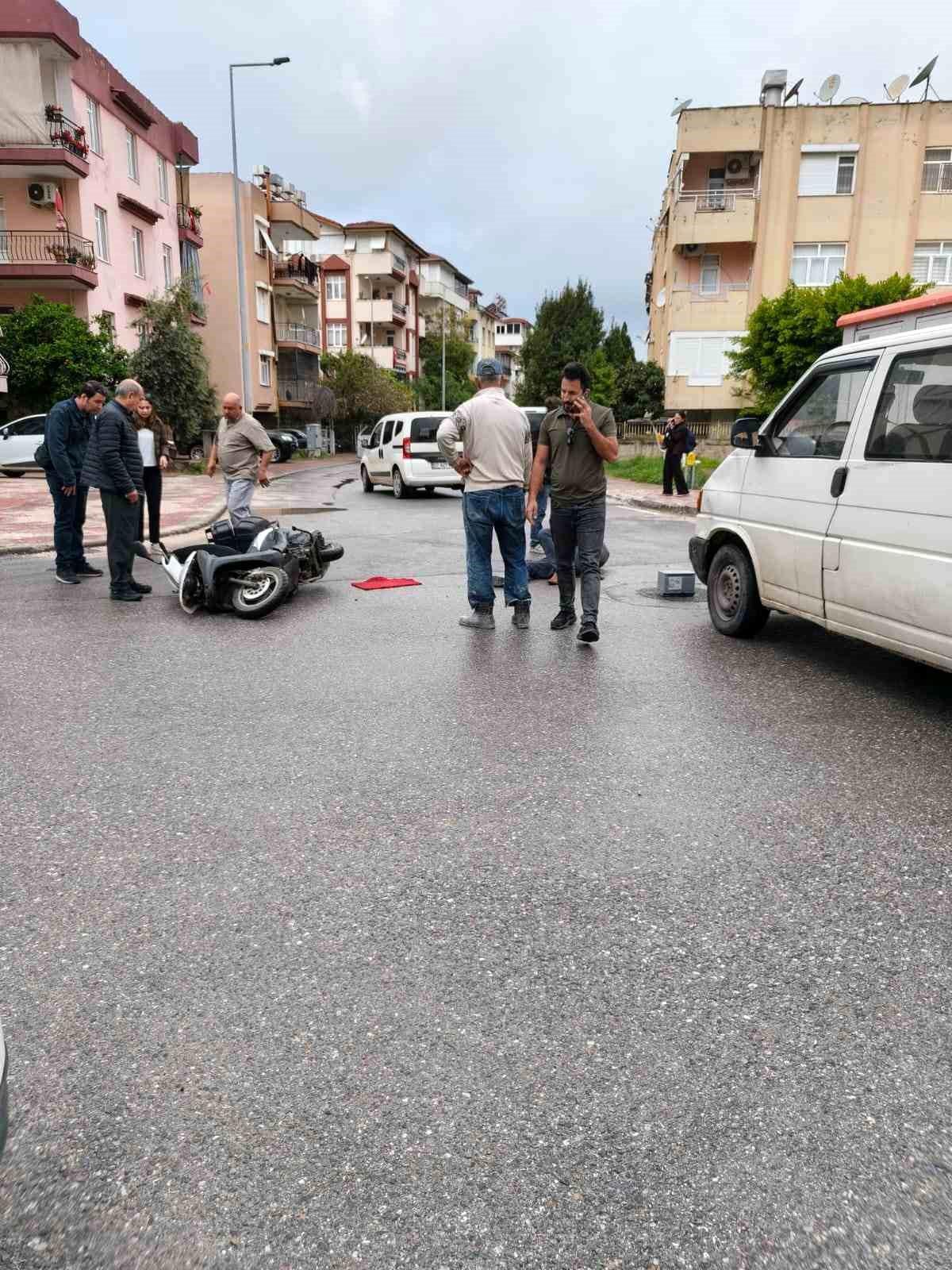 Manavgat'ta kamyonetle çarpışan motosikletin sürücüsü yaralandı