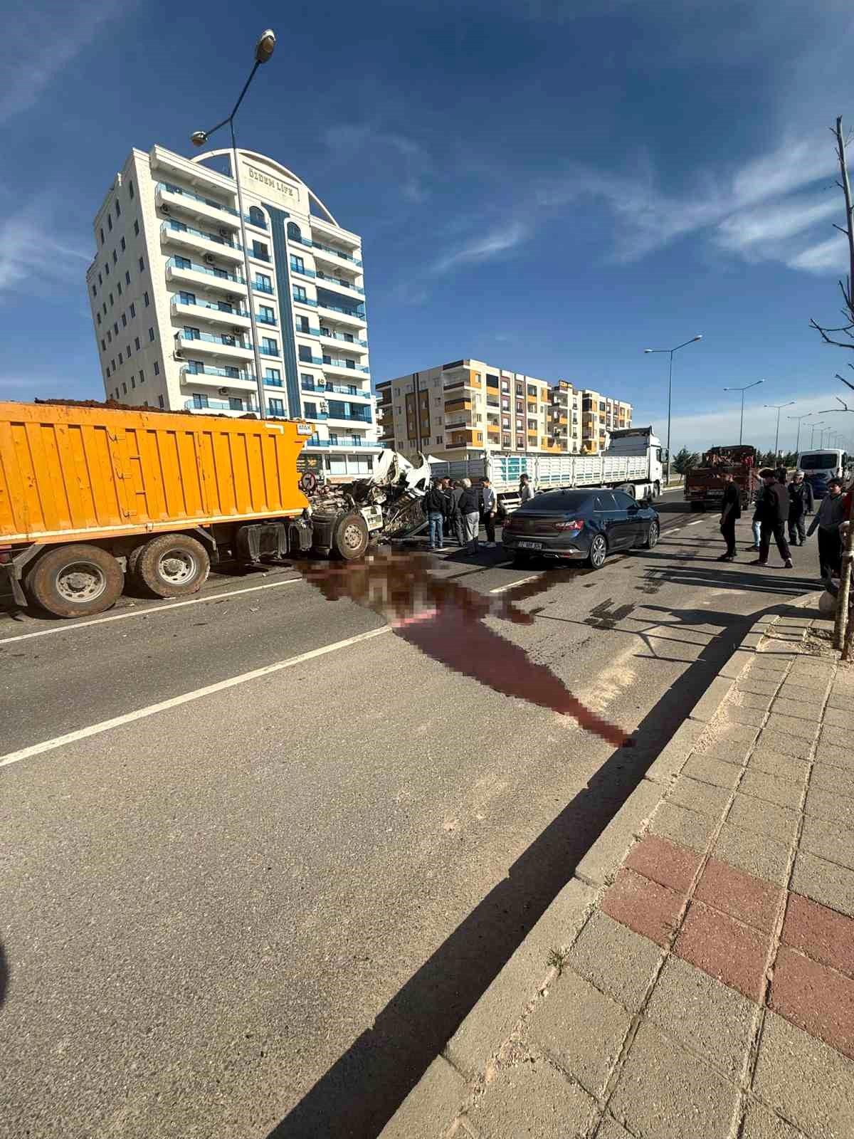 Mardin'de kamyon ile tır çarpıştı: 1 yaralı