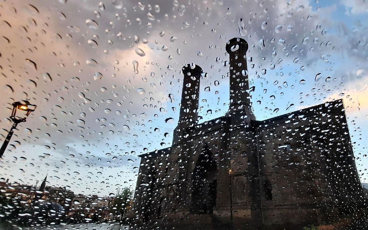 Meteorolojiden "Kuvvetli yağış ve rüzgar" uyarısı