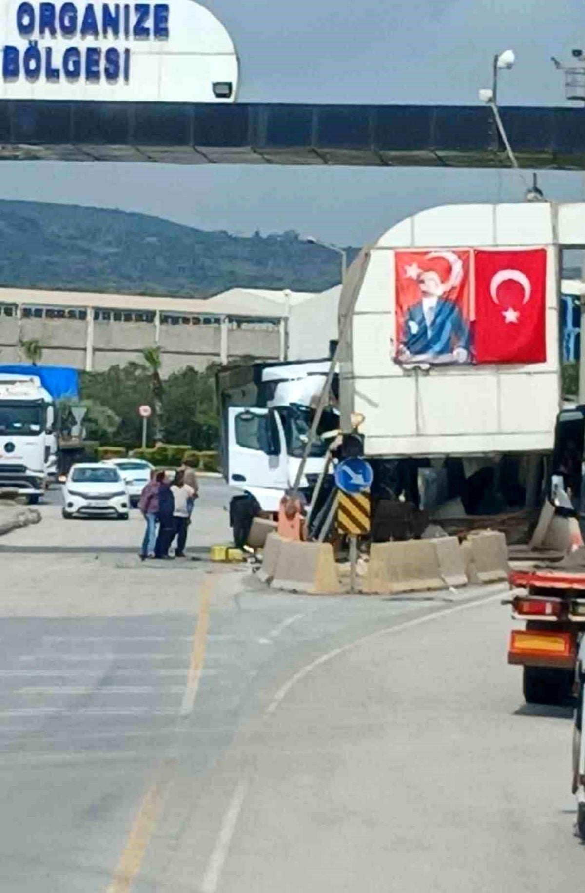 Osmaniye'de kontrolden çıkan tır gişeye çarptı: 1 yaralı