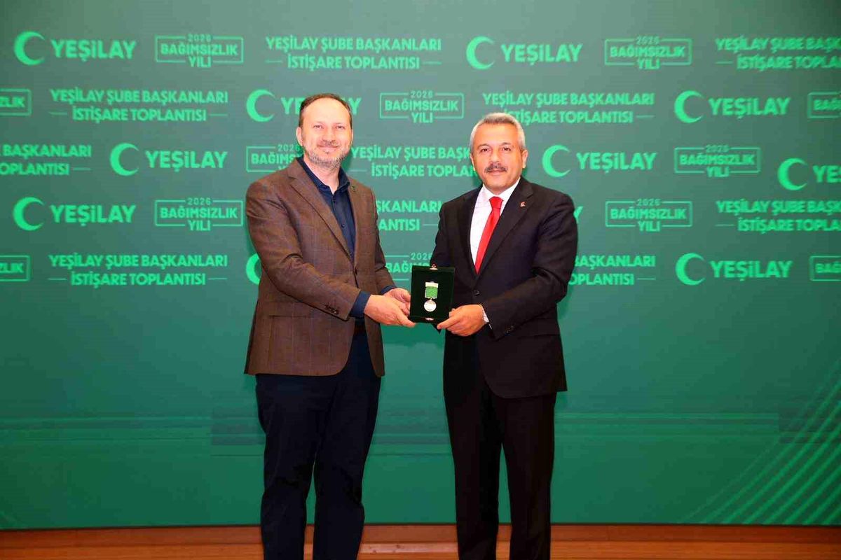 Rize Valisi Baydaş'a Yeşilay'dan 'Bağımsızlık Neferleri Üstün Hizmet Madalyası'