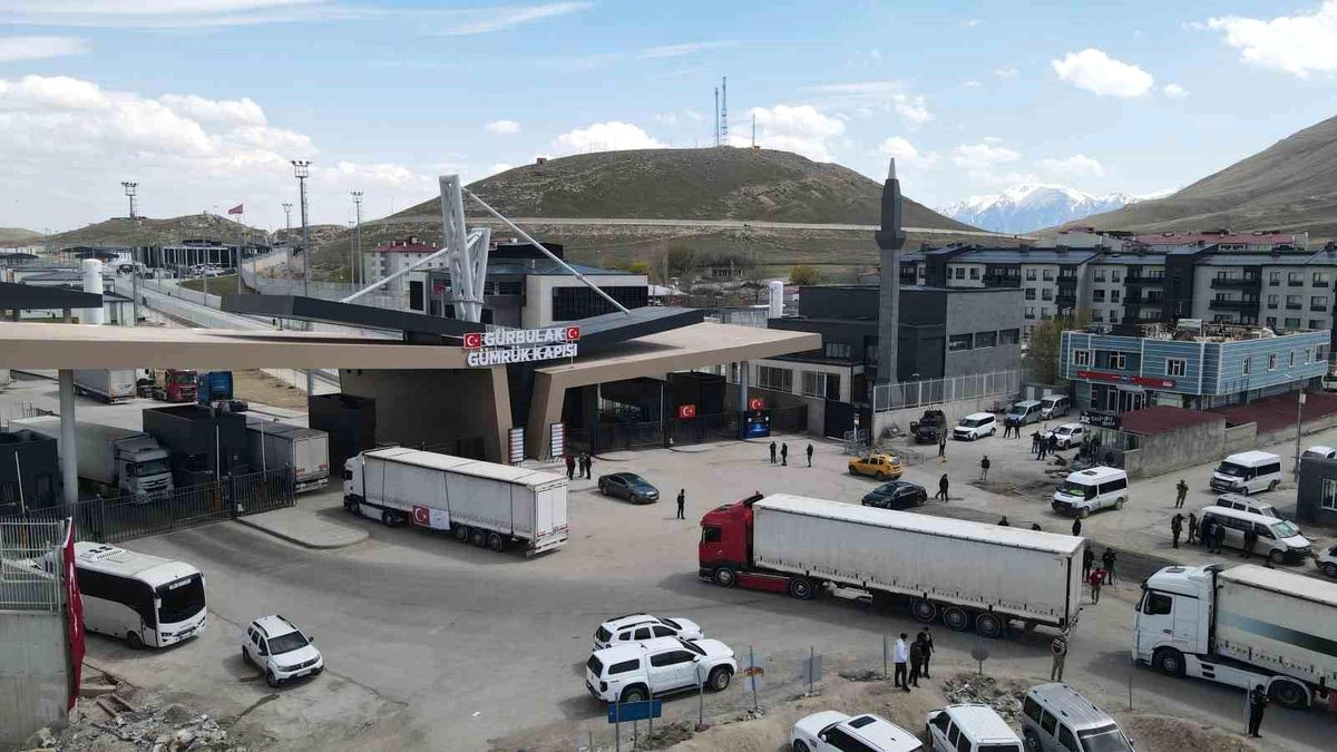 Sağlık Bakanlığı'ndan İran'a ikinci etap insani yardım amaçlı tıbbi malzeme gönderildi
