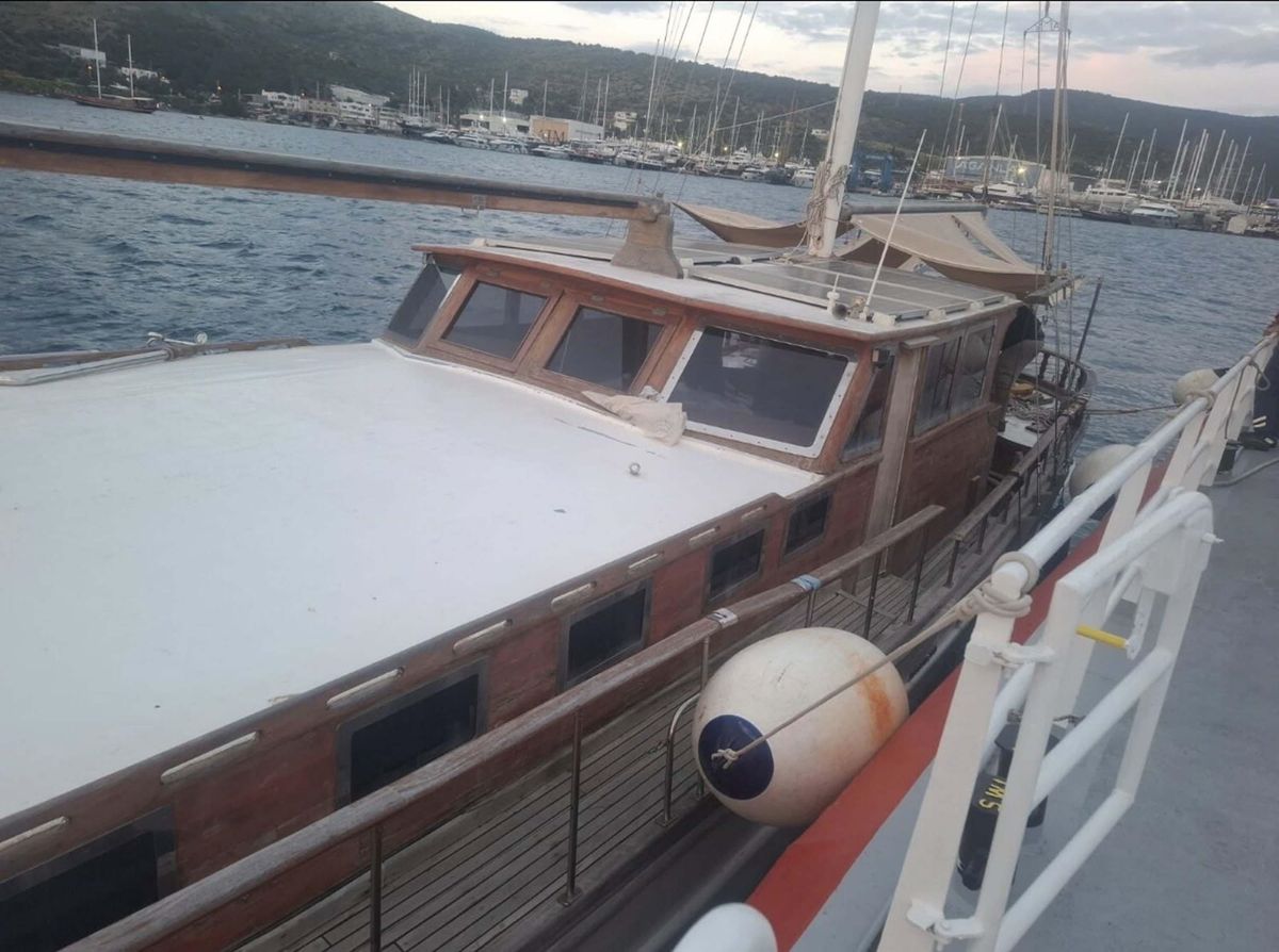 Su alan içinde 3 kişinin bulunduğu tekne, kurtarıldı